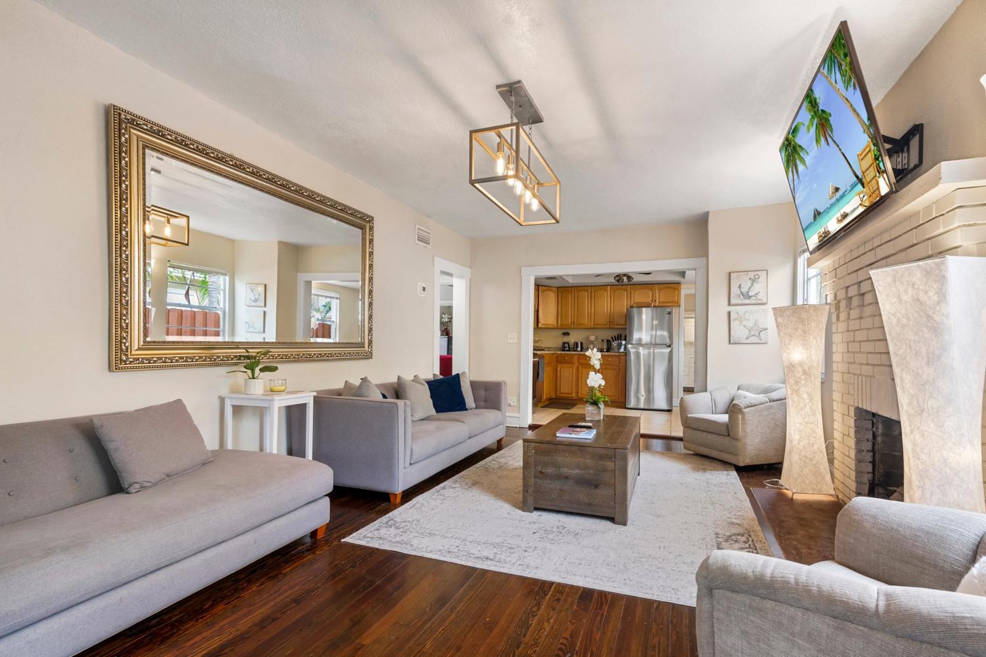 Chic Downtown Vacation Home And Guest Home West Palm Beach Bagian luar foto