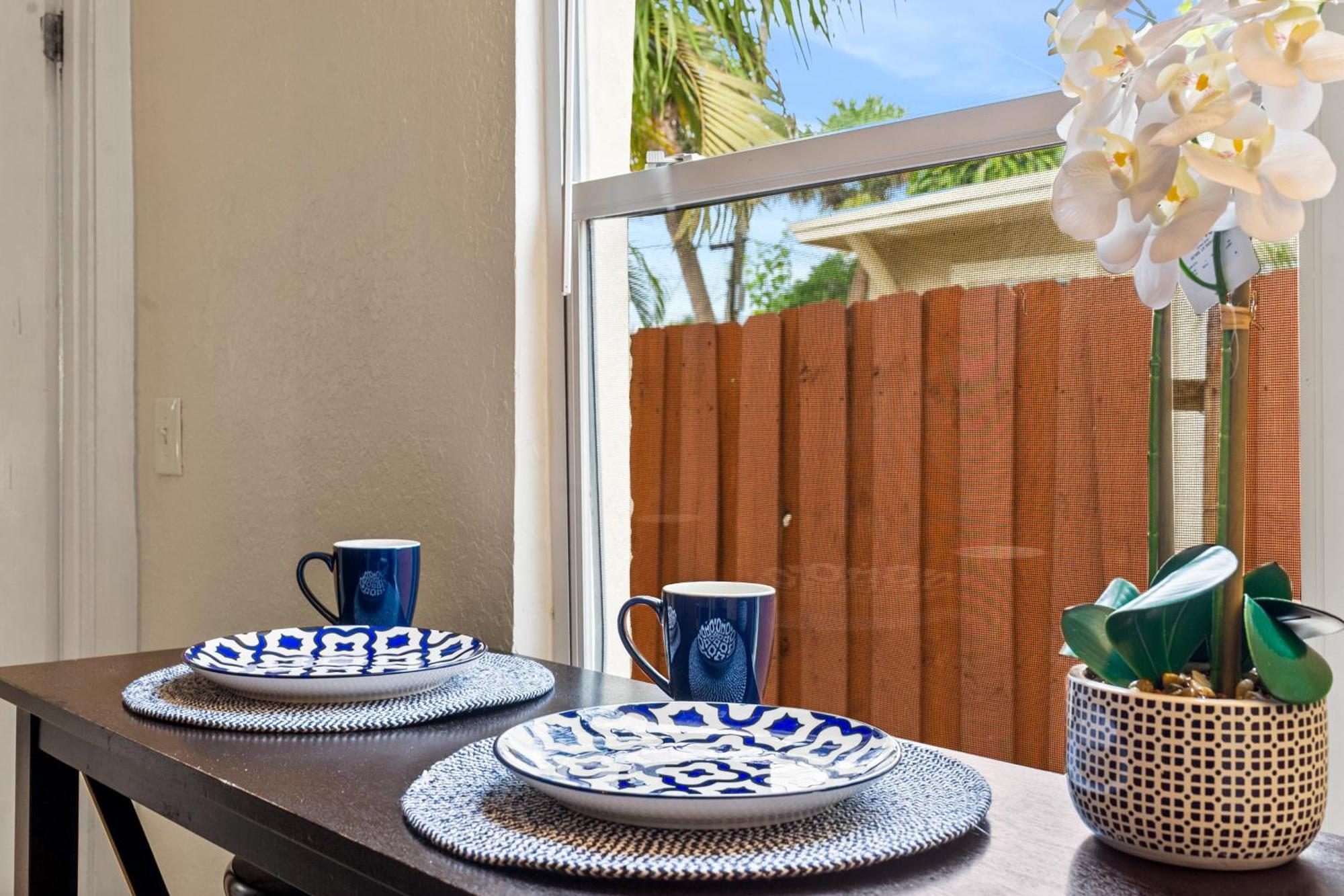 Chic Downtown Vacation Home And Guest Home West Palm Beach Bagian luar foto