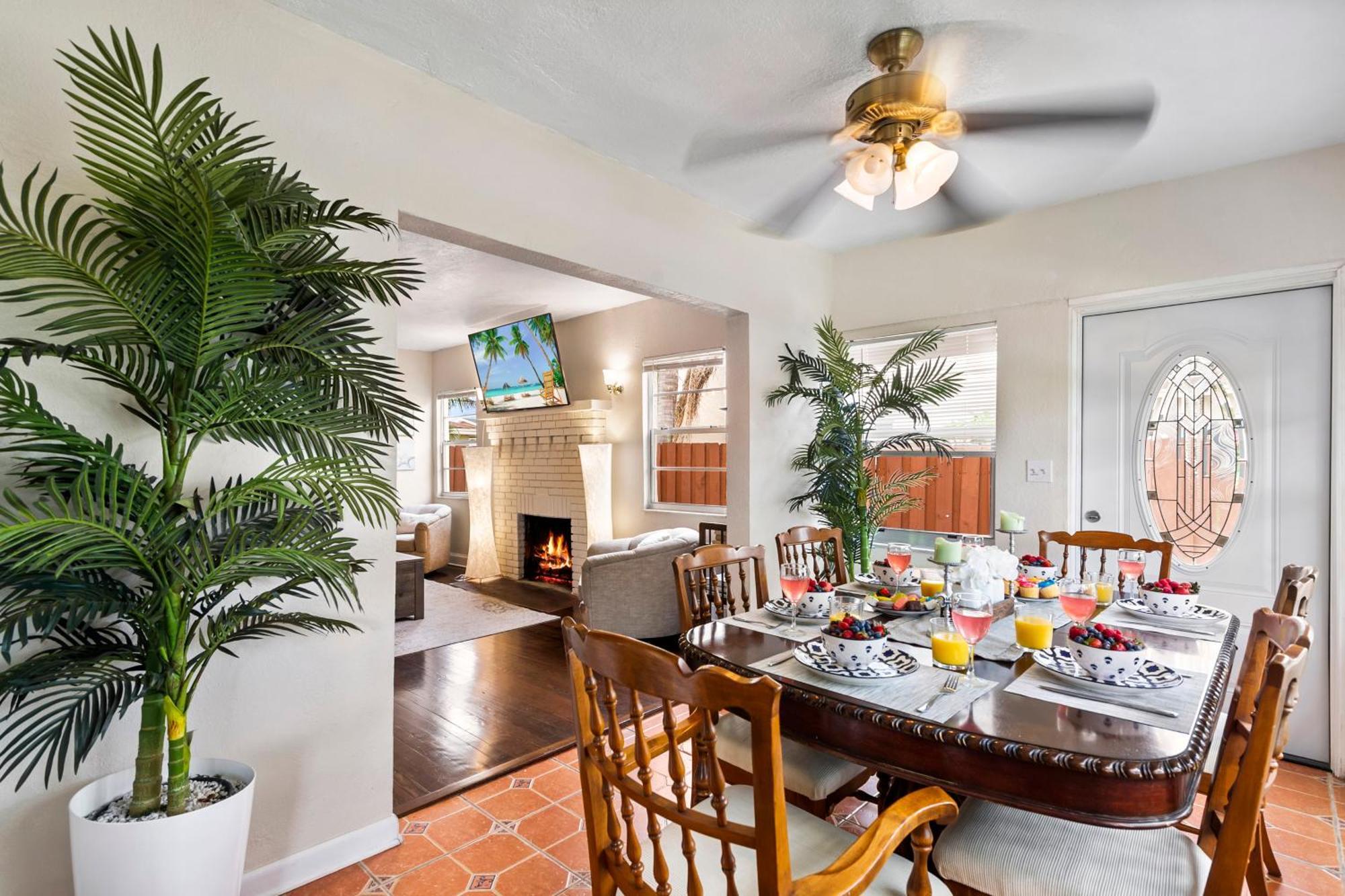 Chic Downtown Vacation Home And Guest Home West Palm Beach Bagian luar foto
