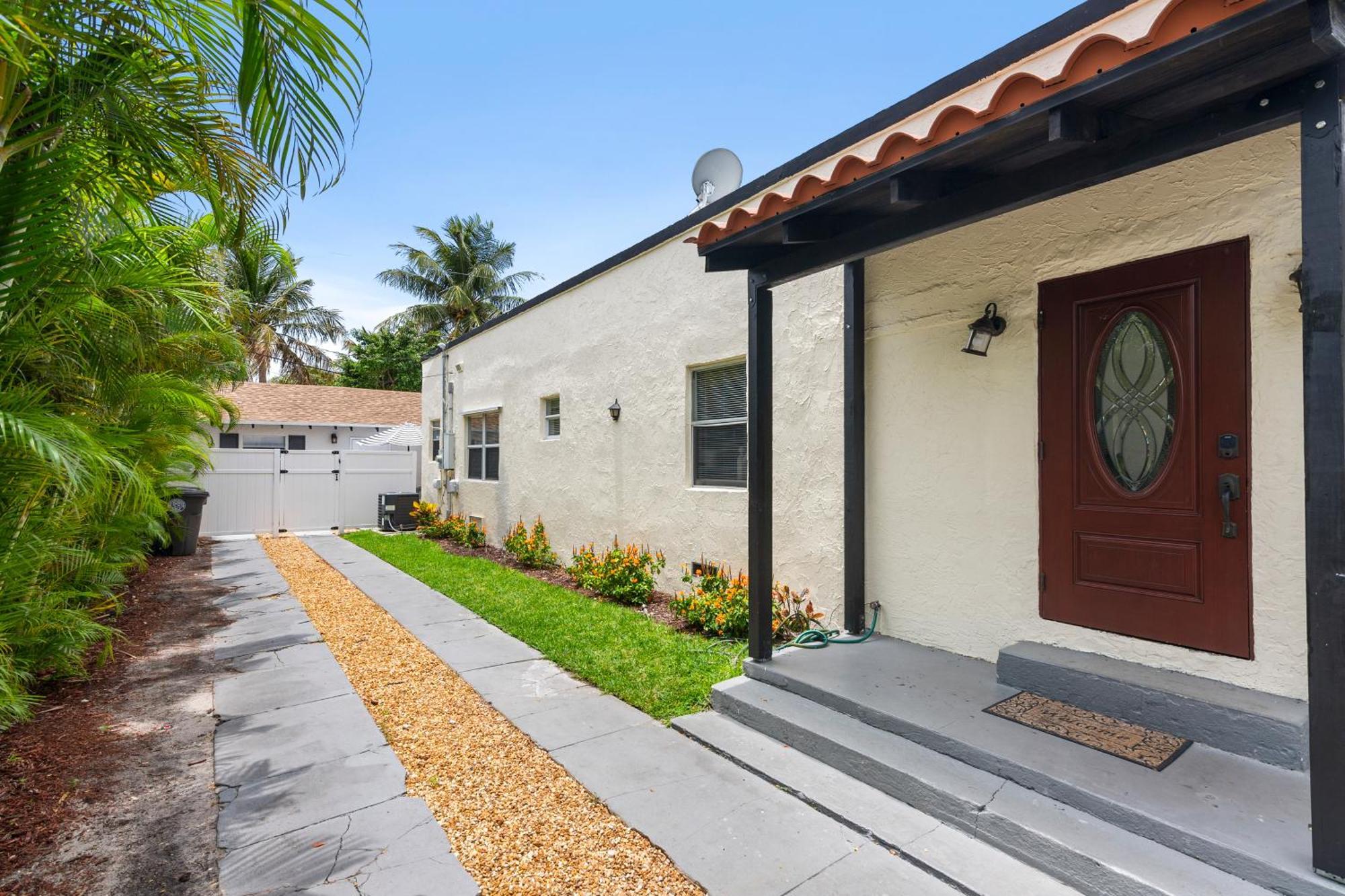 Chic Downtown Vacation Home And Guest Home West Palm Beach Bagian luar foto